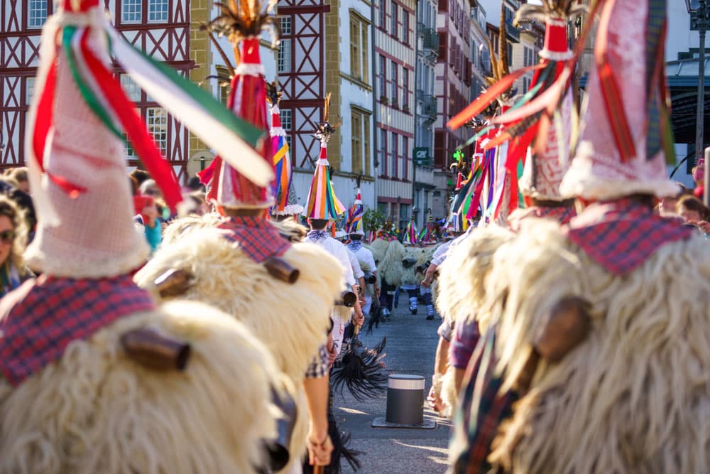 Joaldunak défilant dans les rues de Bayonne