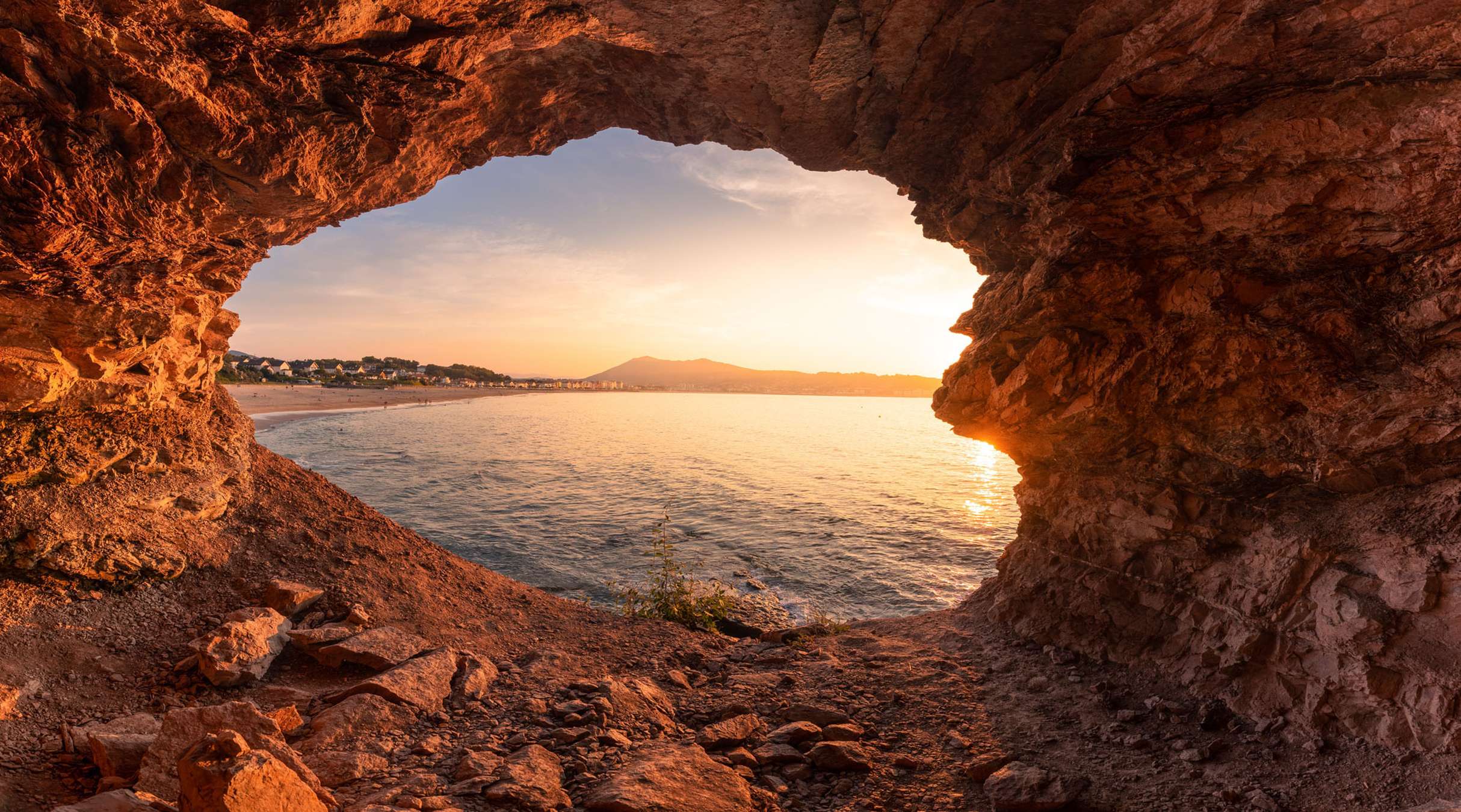 Vista de la playa de Hendaia desde una cala junto a la playa