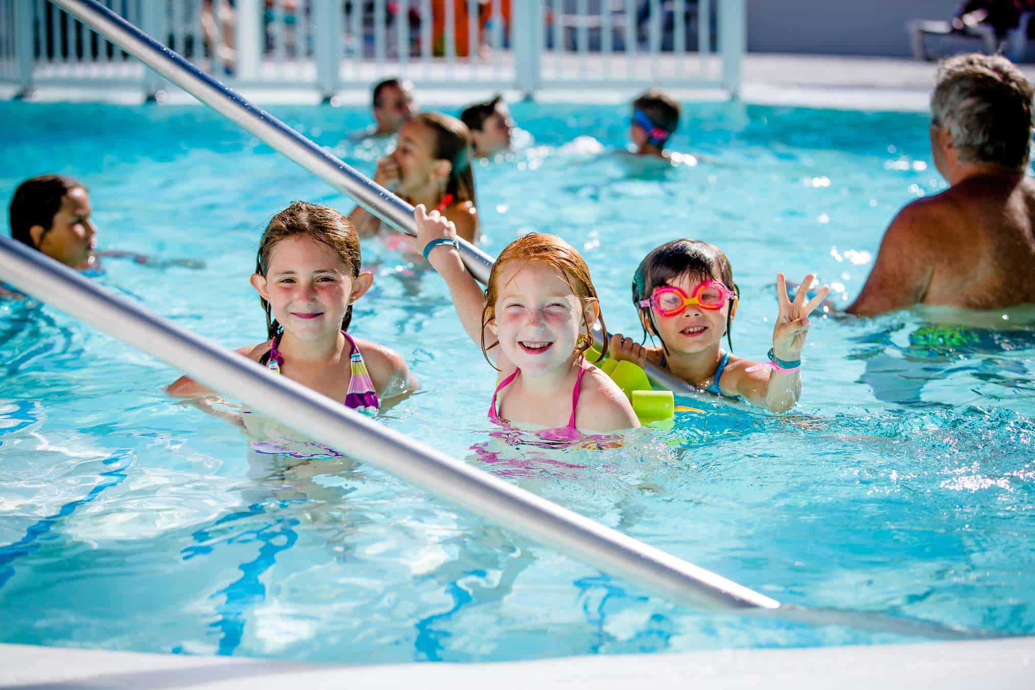 enfants et la piscine du camping Erromardie