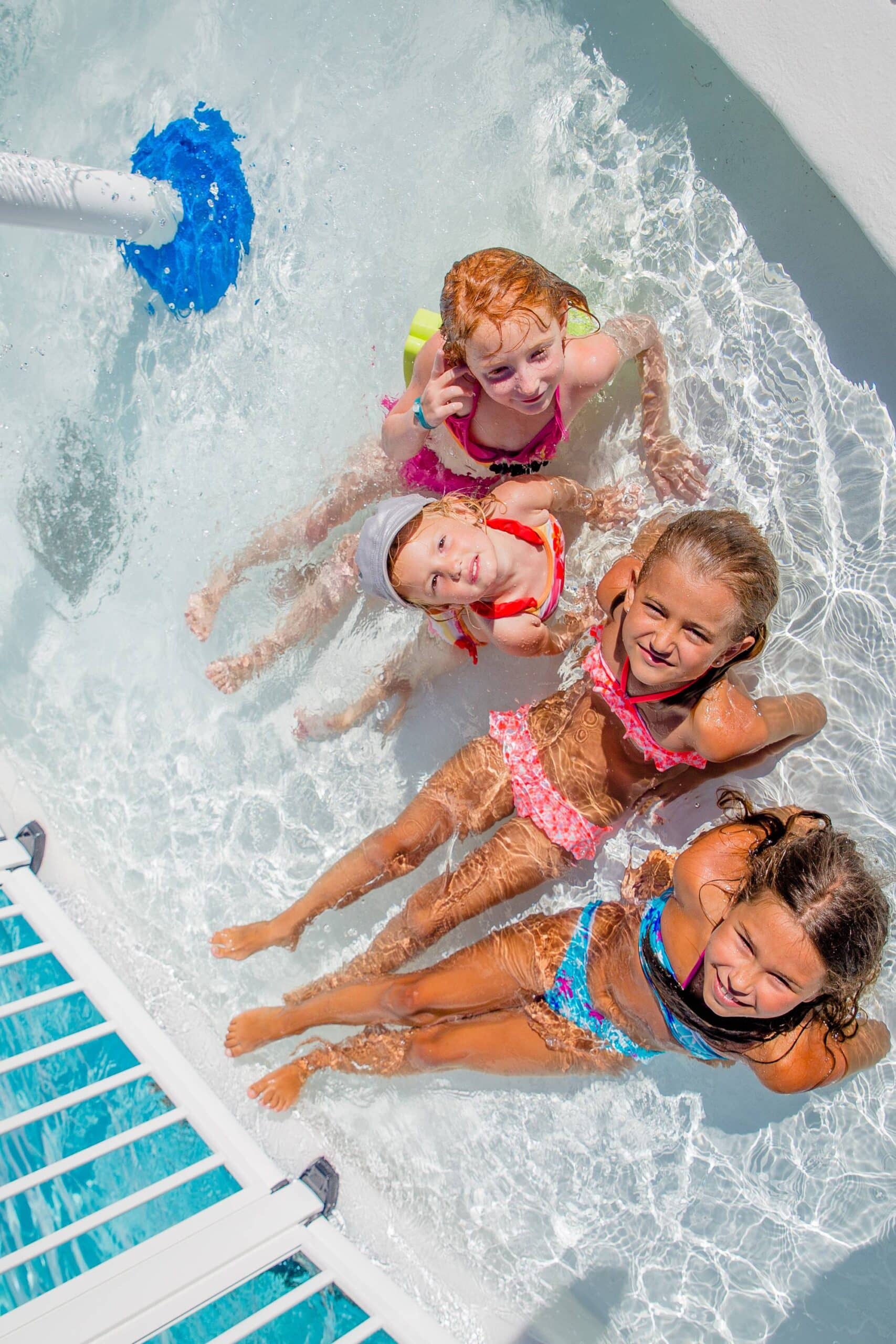 Enfants dans la piscine chauffée du camping près d’Itxassou