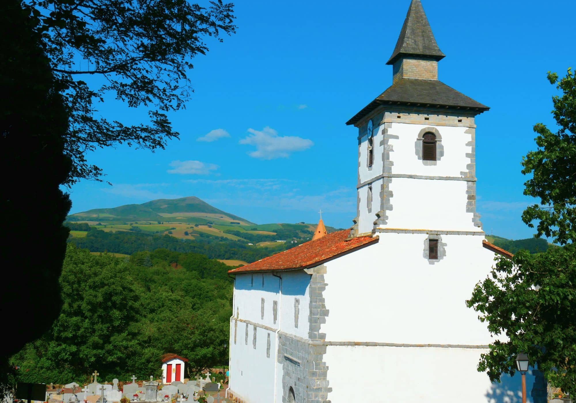 Village d’Itxassou et ses cerisiers, à visiter depuis le camping