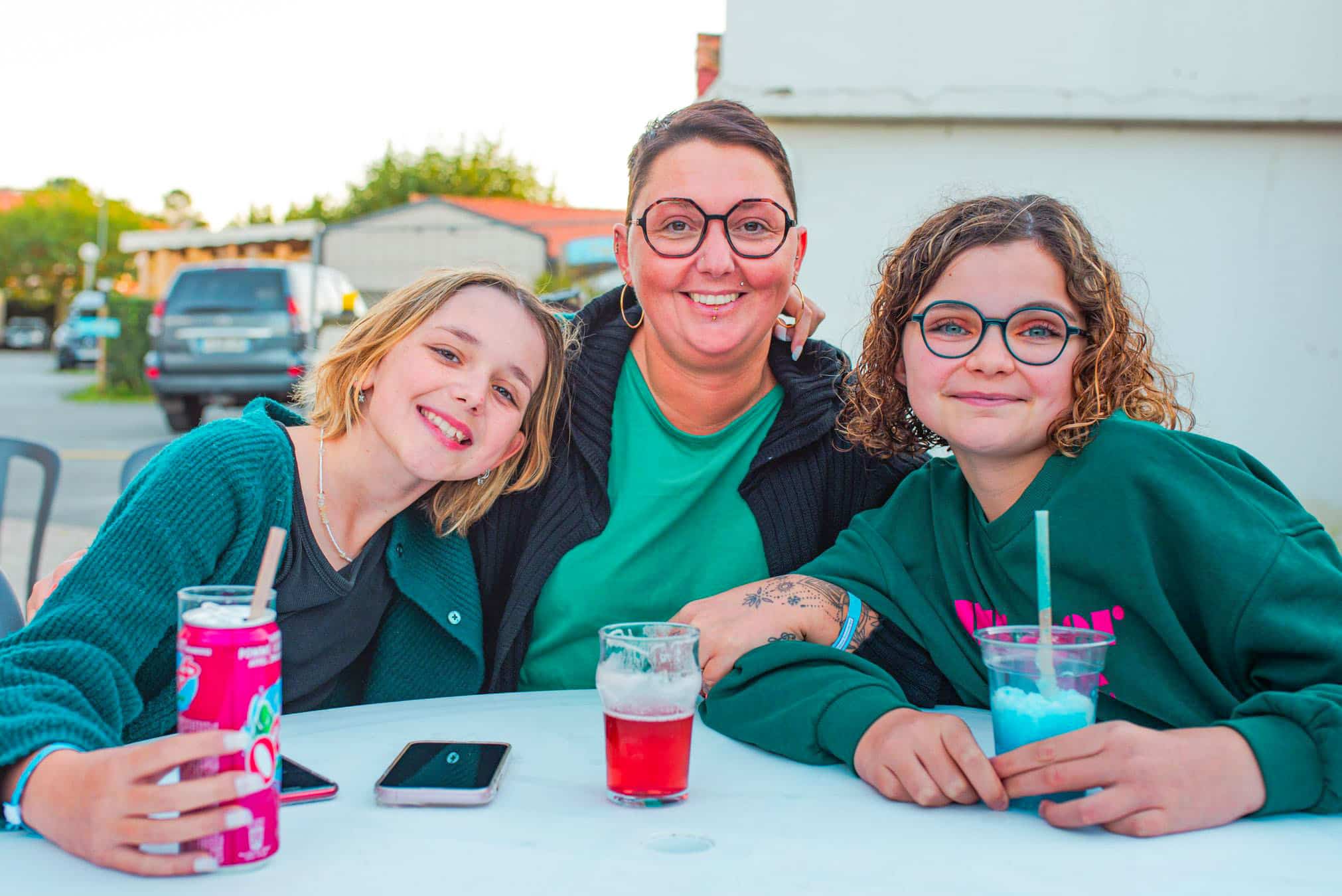 Vacanciers à l’apéritif au bar du camping près d’Ascain