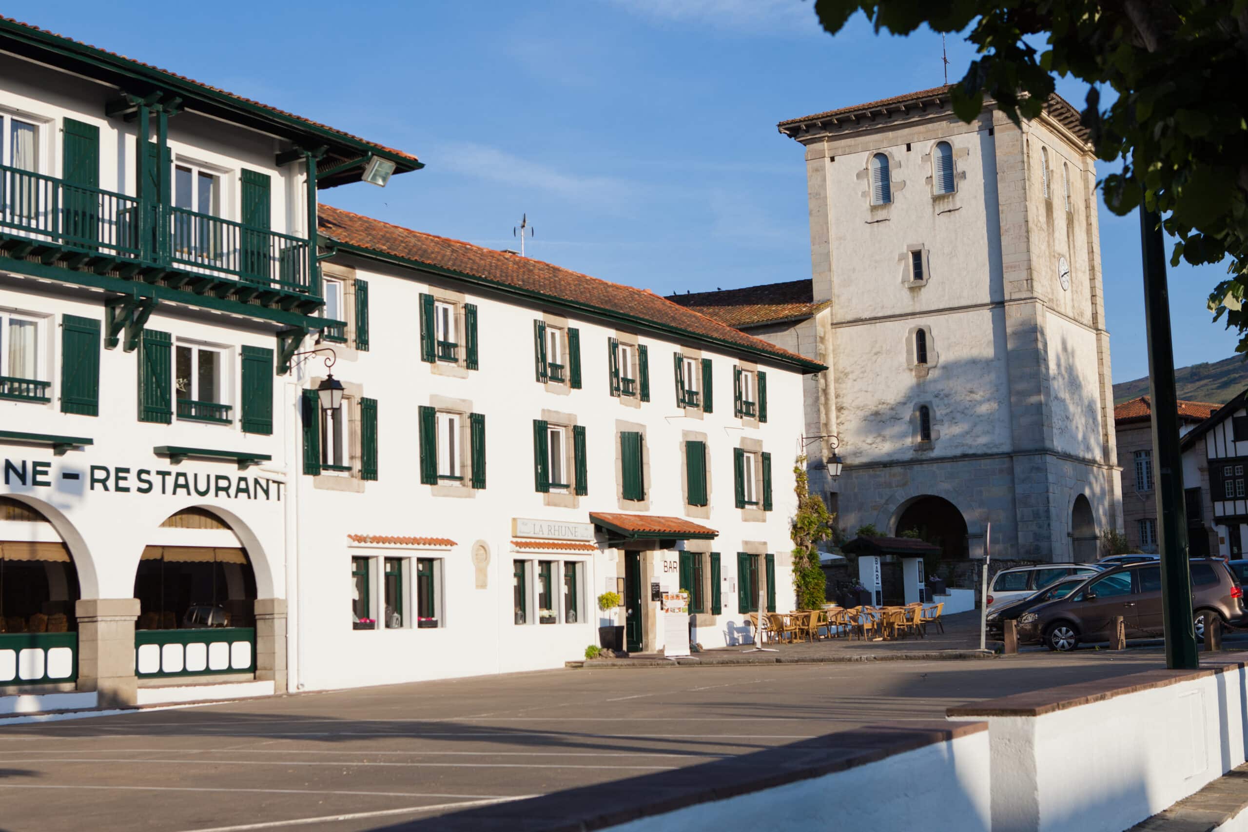 Centre du village d’Ascain, à 8 km du camping